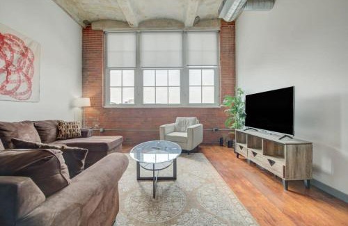 Crossroads Arts District Apartment | 2BR 2BA Spacious Historic Loft With Gym by ENVITAE
