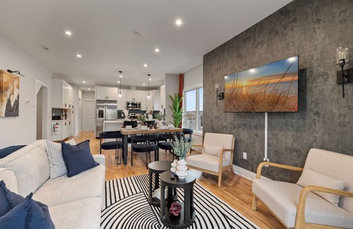 Kearny Apartment | 2br 3ba 2King bd, 3 Car Parking+Bonus area w/Qn bd