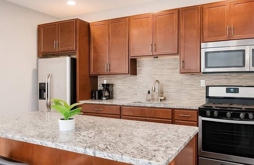 Chicago Apartment | 2BR Airy Apt w/Free Parking