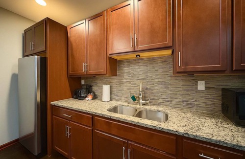 Chicago Apartment | 2BR Airy Apt w/Free Parking