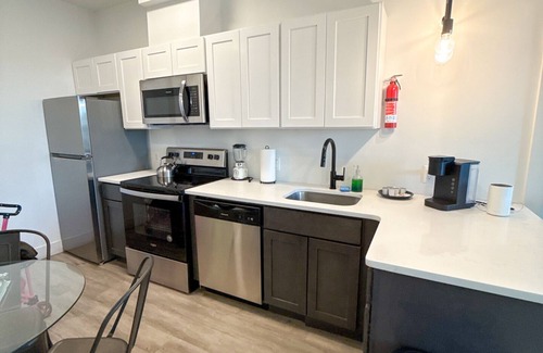Elizabeth Apartment | 2BR apt close to EWR Airport 8137