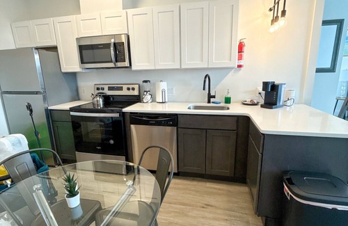 Elizabeth Apartment | 2BR apt close to EWR Airport 8137