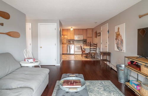 Portsmouth Condo | 2BR Apt. Sunny & Open with Balcony, car port, pool, bikes