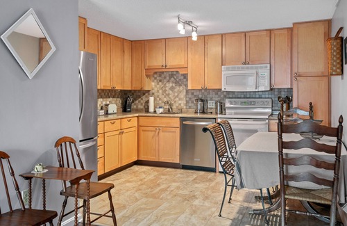 Portsmouth Condo | 2BR Apt. Sunny & Open with Balcony, car port, pool, bikes