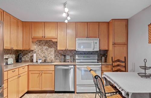 Portsmouth Condo | 2BR Apt. Sunny & Open with Balcony, car port, pool, bikes