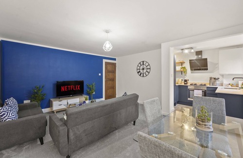 High Barnet Apartment | 2BR Barnet Gem with Front Garden