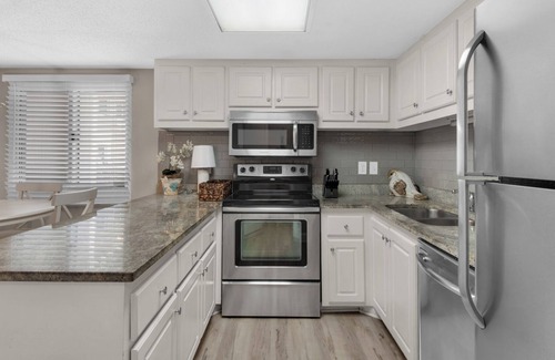 Sunnyside Condo | 2BR Beachfront Condo | Prime Amenities + Free tickets: Dolphin Cruise & More!