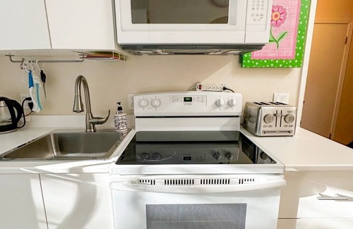 Hayward Apartment | 2BR, Canyon Views WiFi Parking Near CSU & Hospitals, BART & Trails.