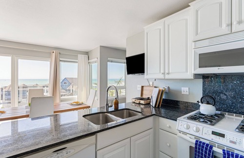Cayucos House | 2BR Coastal Gem w/Ocean Views + Shared Firepit Lounge Near Cayucos Pier