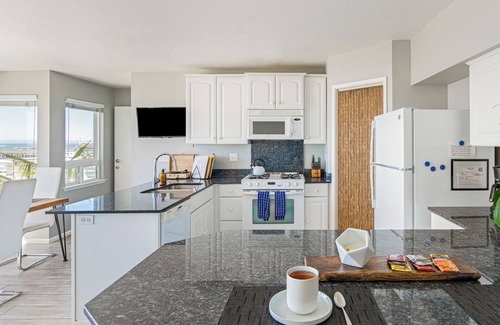 Cayucos House | 2BR Coastal Gem w/Ocean Views + Shared Firepit Lounge Near Cayucos Pier