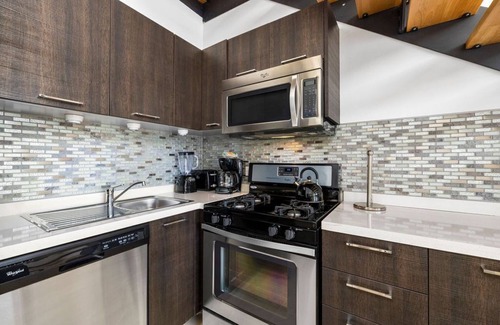 Washington Condo | 2BR Condo 5* Location w/AmazingViews ~ Pool ~ GYM