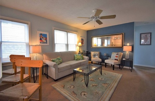 Country Club Estates Condo | 2BR Condo in Heart of Downtown - Walk to Beach & Shopping
