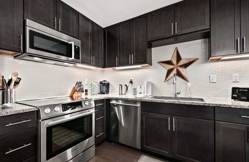 Asheville Condo | 2BR Condo w/Balcony + Free Tix | Walk to Downtown