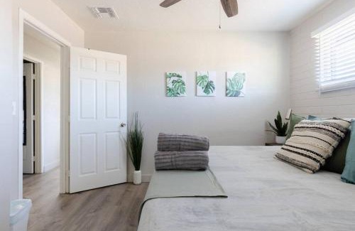 Gilbert Apartment | 2BR Condo Walking Distance To Downtown Gilbert