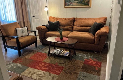 Greensboro House | 2BR Country Relaxation on Small Horse Farm-Convenient location -New King Bed!
