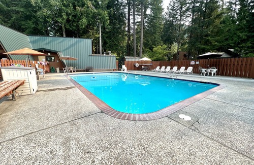 Mount Hood Village Cabin | 2BR Cozy Cabin w/Pvt Hot Tub, Pool+River Access