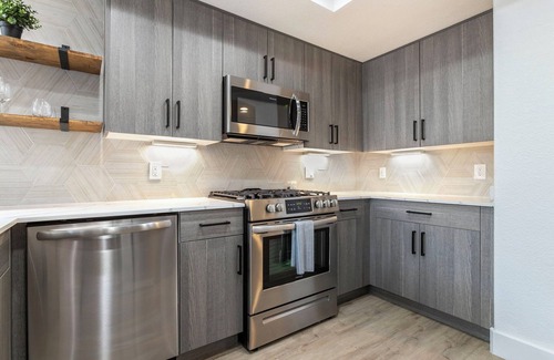 Kierland Apartment | 2BR CozySuites at Kierland Commons with pool #03