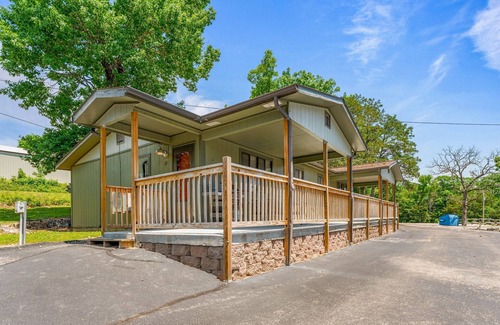 Kimberling City Cabin | 2BR Duplex Cabin w/Community Pool + Boat dock