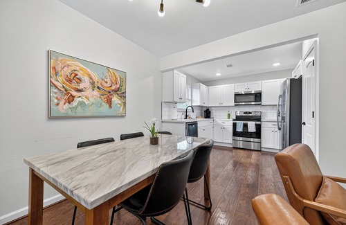 South Central Houston Condo | 2BR Elegant, Clean, & Comfy! near NRG and Med Ctr