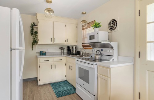 Sharon Heights House | 2BR, Family Friendly, Quiet, Near Downtown+Dogs OK+Easy Parking