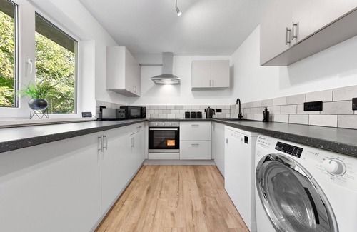 Luton Apartment | 2BR flat, Free parking, Close to Airport & Centre