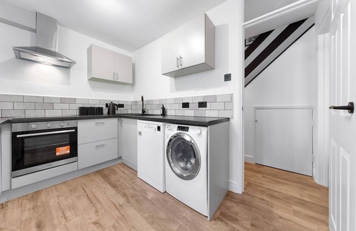 Luton Apartment | 2BR flat, Free parking, Close to Airport & Centre