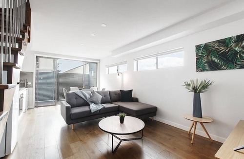 Moonee Ponds Apartment | 2BR FREE Parking | 2min Walk to Puckle St!