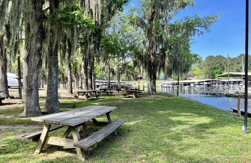 Cape Royale Condo | 2Br Getaway- 2 Min. Walk to Lake Livingston and Marina