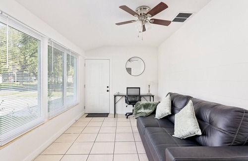 Lakeland House | 2BR + Guest Room/Office - Pet Friendly