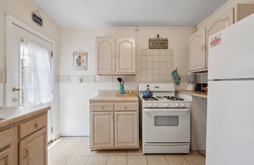 Historic Downtown Savannah House | 2BR Historic & Walkable Duplex near Forsyth Park
