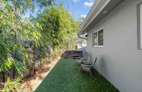 East Boca Raton House | 2BR - Hot Tub W/Peaceful Backyard 1 Mi to Beach