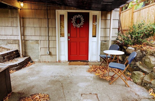 Fremont Apartment | 2BR in heart of Seattle, close to Downtown & UW. Parking on site!