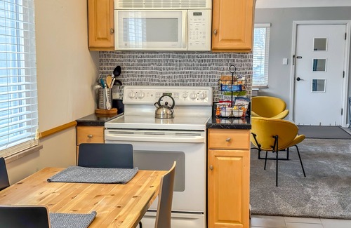 Maumee House | 2BR in Uptown Maumee walk to Metropark