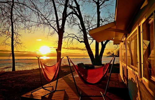 Isle Cabin | 2BR Lakefront Cabin, Sandy Beach, Kayaks, Docks, Hammock Chairs & Firepit