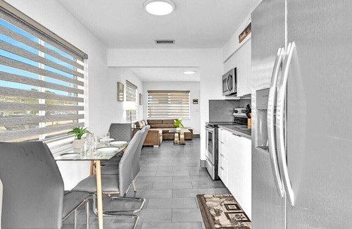 Davie House | 2BR Lakeside Getaway - Peaceful Waterfront Stay