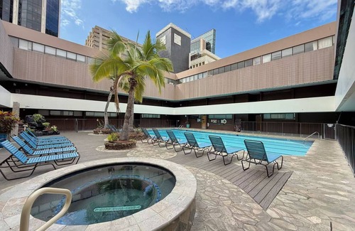 Downtown Honolulu Condo | 2BR+Loft Huge Patio Quiet & Spacious with Free Parking