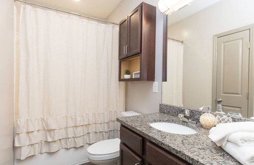South Nashville Apartment | 2br Near Downtown+Parking+Pooln