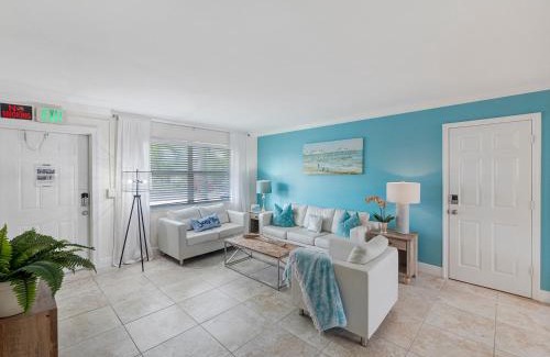 Singer Island Apartment | 2BR Near The Beach !Walk 2 Everything!