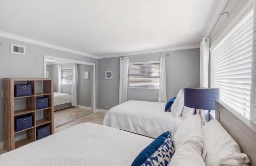 Singer Island Apartment | 2BR Near The Beach !Walk 2 Everything!