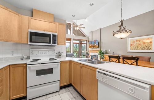 Whistler Condo | 2BR | Nicklaus North | Mountain View | Golf Course | Green Lake | Free Parking