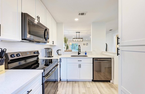 Bay Acres House | 2BR Oasis with a Cozy Lanai 5 Min to Nokomis Beach