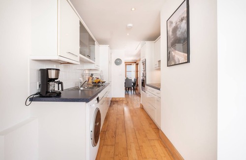 The City of London Apartment | 2BR Penthouse with Terrace in the Heart of Holborn