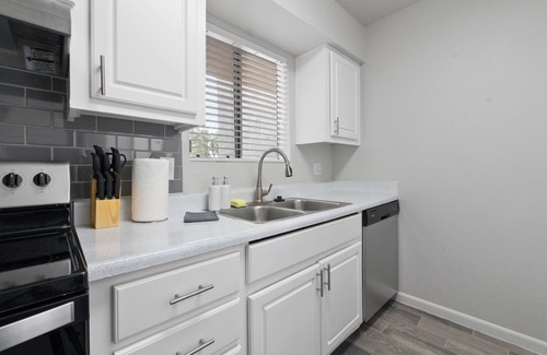 Mesa Apartment | 2BR/Pool/Gym/1 Mi To Banner Hospital