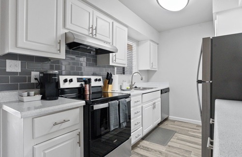 Mesa Apartment | 2BR/Pool/Gym/1 Mi To Banner Hospital