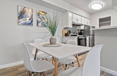 Mesa Apartment | 2BR/Pool/Gym/1 Mi To Banner Hospital