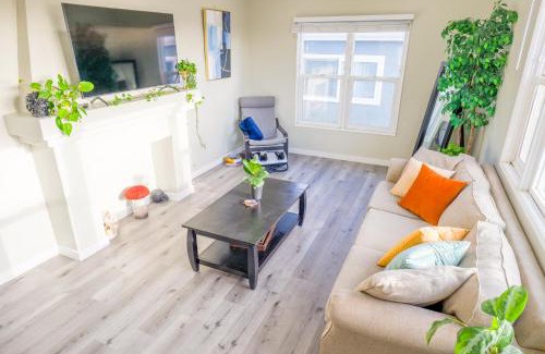 Hillcrest Apartment | 2BR Retreat Near Balboa Park