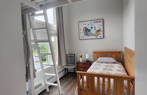 Inglewood Condo | 2BR,Sleeps 4-6, Big spacious feeling, free parking, rivers. 4min to confluence.