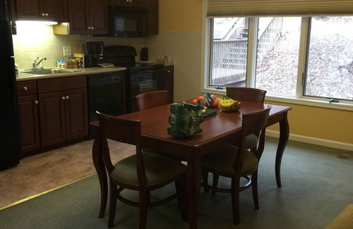 McGaheysville Condo | 2BR, Sleeps 6, Ski, Water Park at Resort New Years Eve