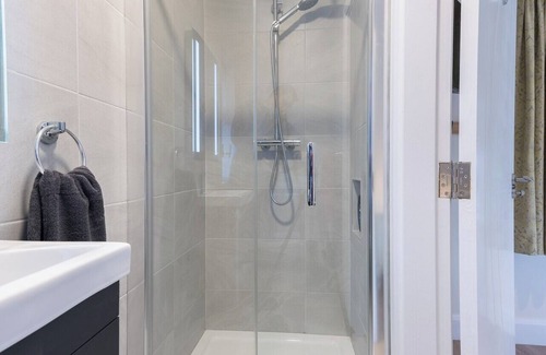 County Cork House | 2BR-Sleeps4-Parking-NearCork-6mintoAirport