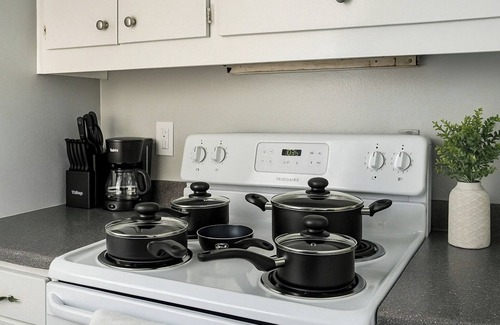 Village Grove Apartment | 2BR+Sleeps6+70"3Bed+10minOldTown
